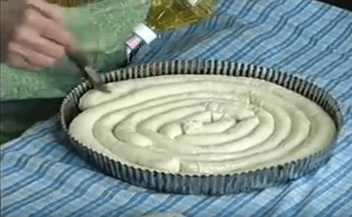 БАБА показва как се прави вкусна ДОМАШНА баница! ЗАДЪЛЖИТЕЛНО за всяка домакиня! (ВИДЕО)