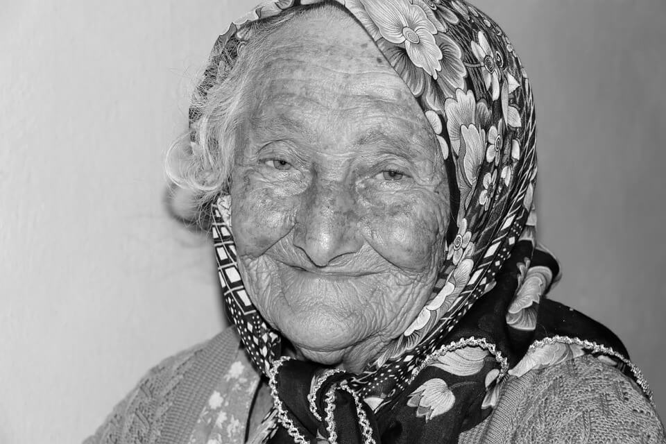 НЕВЕРОЯТНО! Вижте по колко цигари на ден пушела тази баба, за да доживее до невероятната възраст от 112 години!