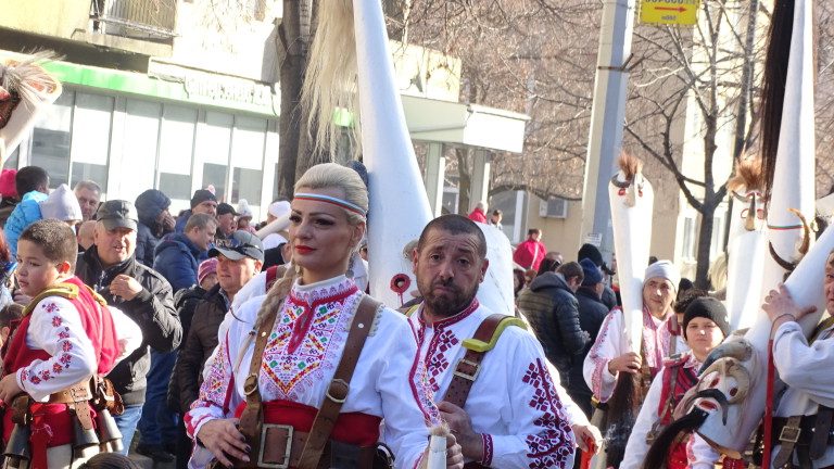 Традициите трябва да се уважават! Вижте УНИКАЛНИ КАДРИ от кукерския фестивал в Благоевград! (ВИДЕО)