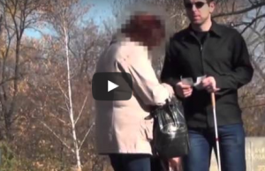 Дали българите сме ЗЛОБНИ, АЛЧНИ И КРАДЛИВИ? Вижте това ВИДЕО с незрящ човек, който разваля ПАРИ, за да повярвате, че сме ВЕЛИК НАРОД… (ВИДЕО)