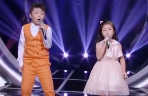 Това момченце започва своята песен с невероятния си глас, но вижте какво стана, когато към него се присъедини това момиче! (ВИДЕО)