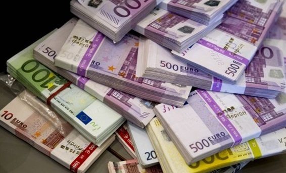 ИМА НАДЕЖДА! Дете намери колосалната сума от 54 000 евро и ги върна на притежателят им чрез родителите си.