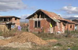 „ВНИМАНИЕ! Искаме ток…“ ВИЖТЕ узаконими ли са циганските къщи! (ВИДЕО)