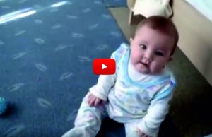 Това бебе още не можеше да си изправи, но вижте какво направи като чу любимата си песен! (ВИДЕО)