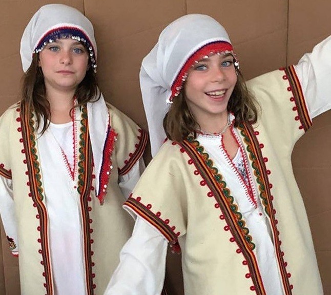 Режисьорът на „Бързи и яростни“ облече децата си в български народни носии (Снимки)