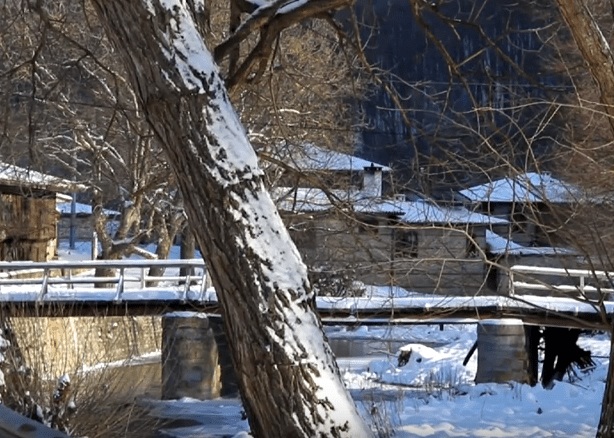 Катунище през зимата е нереално красиво място. Това малко селце ще ви очарова с възрожденски дух, природа и зимна идилия! Чуйте и песен от великата Динка Русева (Снимки и ВИДЕО)