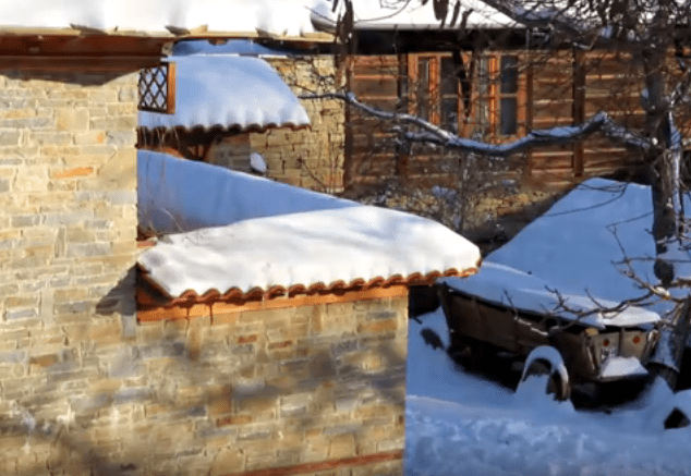 Катунище през зимата е нереално красиво място. Това малко селце ще ви очарова с възрожденски дух, природа и зимна идилия! Чуйте и песен от великата Динка Русева (Снимки и ВИДЕО)