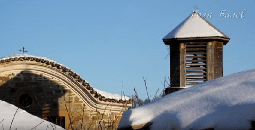 Катунище през зимата е нереално красиво място. Това малко селце ще ви очарова с възрожденски дух, природа и зимна идилия! Чуйте и песен от великата Динка Русева (Снимки и ВИДЕО)