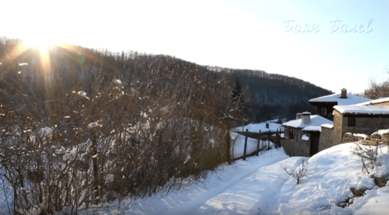 Катунище през зимата е нереално красиво място. Това малко селце ще ви очарова с възрожденски дух, природа и зимна идилия! Чуйте и песен от великата Динка Русева (Снимки и ВИДЕО)