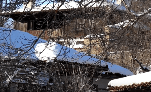 Катунище през зимата е нереално красиво място. Това малко селце ще ви очарова с възрожденски дух, природа и зимна идилия! Чуйте и песен от великата Динка Русева (Снимки и ВИДЕО)