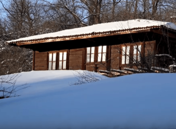 Катунище през зимата е нереално красиво място. Това малко селце ще ви очарова с възрожденски дух, природа и зимна идилия! Чуйте и песен от великата Динка Русева (Снимки и ВИДЕО)