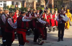 ТАНЦУВАЩИТЕ КОЛЕДАРИ от Ямбол ви пожелават ЗДРАВЕ и БЕРЕКЕТ! Те са неповторими и ще ви оставят без думи (ВИДЕО)