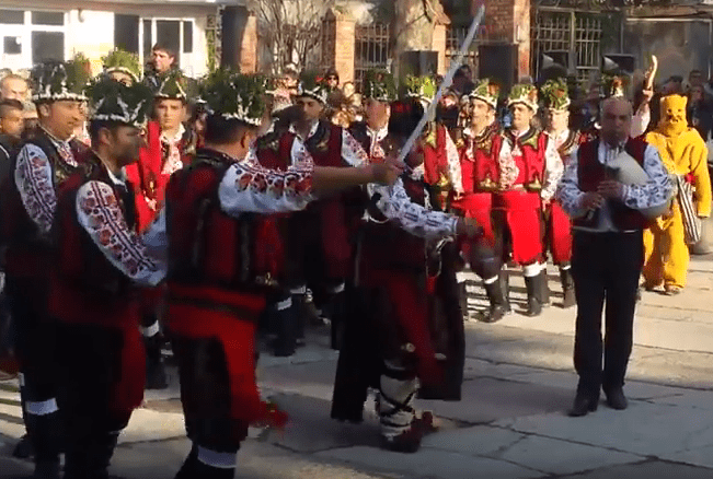 ТАНЦУВАЩИТЕ КОЛЕДАРИ от Ямбол ви пожелават ЗДРАВЕ и БЕРЕКЕТ! Те са неповторими и ще ви оставят без думи (ВИДЕО)