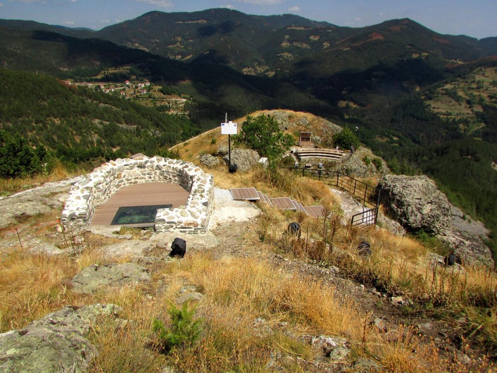 Момчилова крепост – момент безвремие в Родопите (Снимки и ВИДЕО)