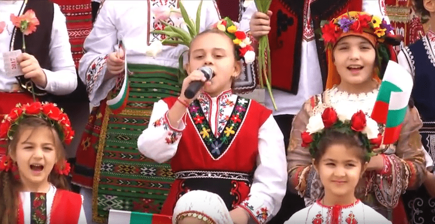 "Аз съм Българче" - Възхитително изпълнение на над 200 деца в народни носии! (ВИДЕО)