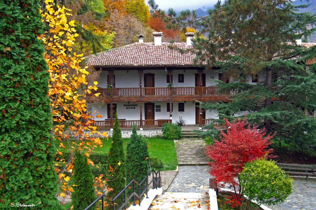 Клисурския манастир – пазител на вярата в подножието на връх Тодорини кукли