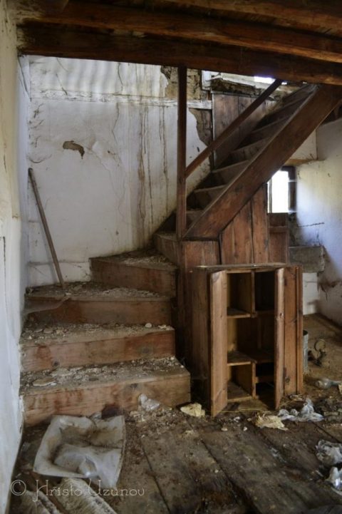Из опустелите стаи на най-старата къща в Киселчово (Снимки)