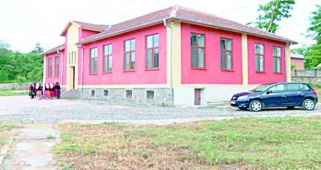 Англичани купиха само за 25 000 лв. старото училище в село Левка. Няма да повярвате как изглежда няколко години по-късно! (СНИМКИ)