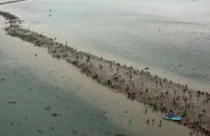 Библейско чудо: Морето се раздели и направи път на хората (СНИМКИ)