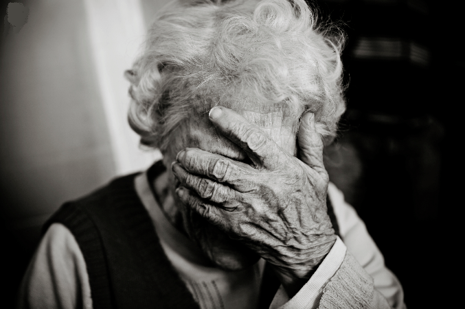82-годишна баба с насълзени очи и треперещи ръце пита в банката...