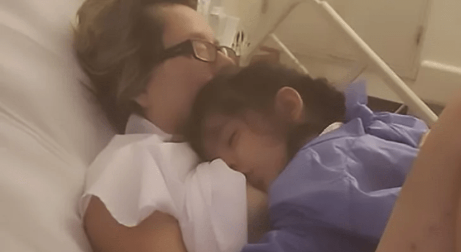 ЧУДО! 2-годишно момиченце събуди майка си от кома, след като проплака за храна СНИМКИ