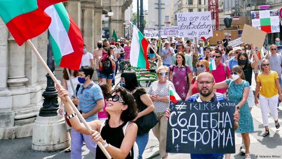 Българите в чужбина изригнаха: В 12 държави излязоха на протест