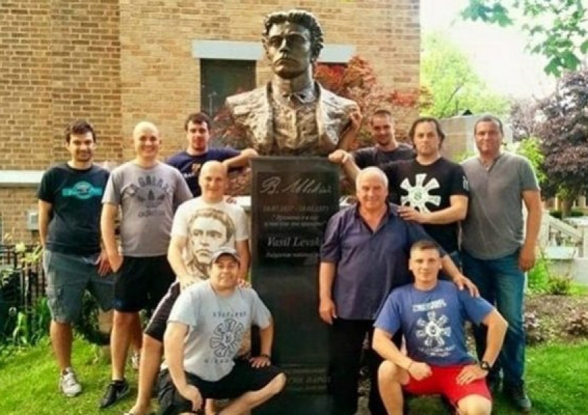 Браво! Българи родолюбци издигнаха паметник на Васил Левски в Чикаго!