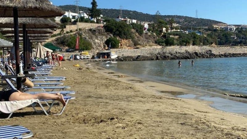Българин показа снимки на меню с цени от разкошен плаж на остров Крит и мрежата завря / СНИМКИ